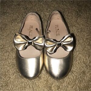 Place size 7 Shiny Gold Kids Dress Shoes with Bow